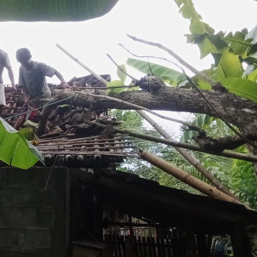 Warga Padukuhan Tunjungan Gotong Royong Bantu Rumah Simbah Ranem 